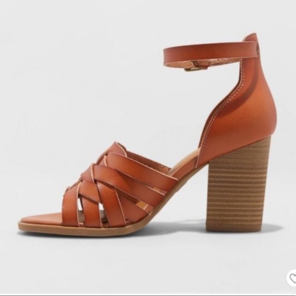 Universal Thread • Addie tan strap block heels NWT